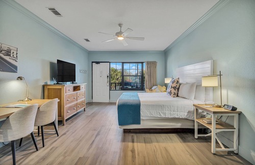 Crystal Beach Hotel | Beachside Inn/Dog Friendly Hotel/1 King Bed