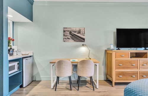 Crystal Beach Hotel | Beachside Inn/Dog Friendly Hotel/1 King Bed