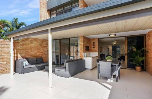 Alexandra Headland Apartment | Beachside Oasis-Walk to Alex Beach