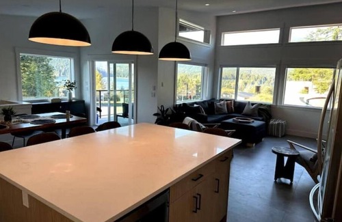 Port Renfrew House | Beachview Retreats - Luxury home with ocean view, hot tub, and pool table