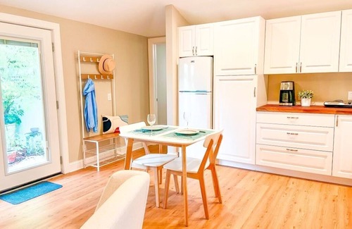 Belle Vista Cottage | Beachy 1BDR/1BA: Walk to Beach, w/Parking!