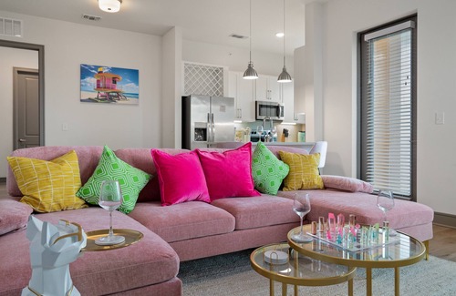 Naples Apartment | Beachy Dream 3BR/2BA w./Pool, Gym, and Theater