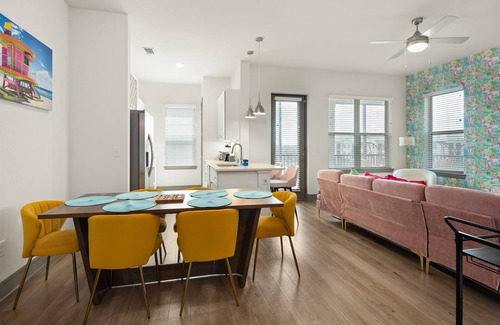 Naples Apartment | Beachy Dream 3BR/2BA w./Pool, Gym, and Theater