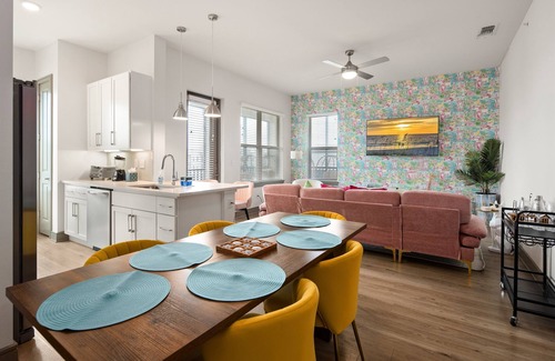 Naples Apartment | Beachy Dream 3BR/2BA w./Pool, Gym, and Theater