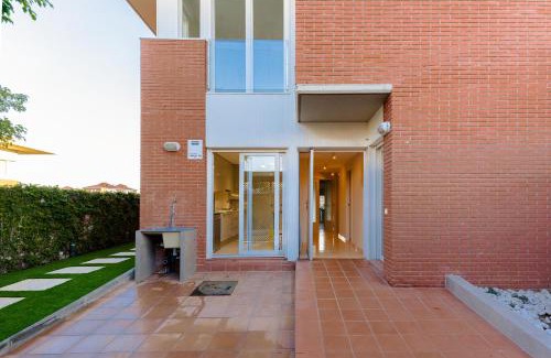 Ciudad Universitaria House | Beachy House - Casa en Montgat, Barcelona