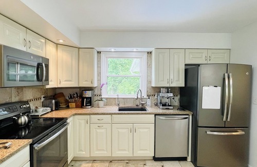 Beacon House | Beacon,Hudson Valley, 4bedroom 2bath, Sleeps 7, Pool, Hot Tub, Wifi,1.5m to town