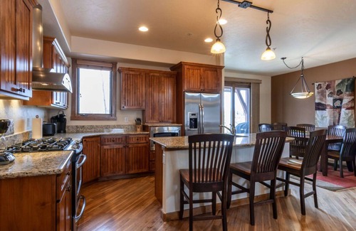 Bear Crossing House | 🐻 Bear Crossing 1390 | Pet Friendly For One Dog | Private Hot Tub