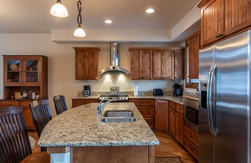 Bear Crossing House | 🐻 Bear Crossing 1390 | Pet Friendly For One Dog | Private Hot Tub