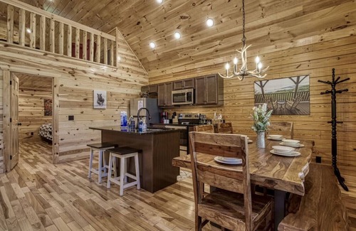White Oak Lodge Cabin | Bear Necessities-Cozy 2BR Cabin Gatlinburg-Hot Tub