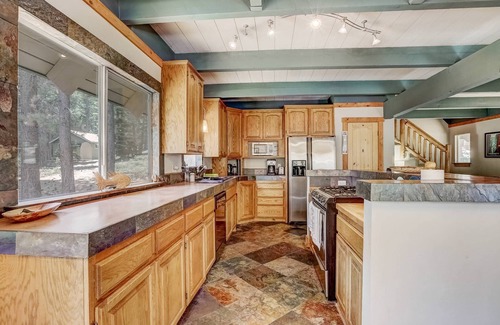 North Upper Truckee House | Bear Pause 4BR | Large Deck & Balcony