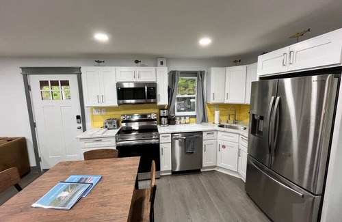 Hawley House | Bear Run Bungalow|Kayaks|Hot Tub|Fireplace|Central