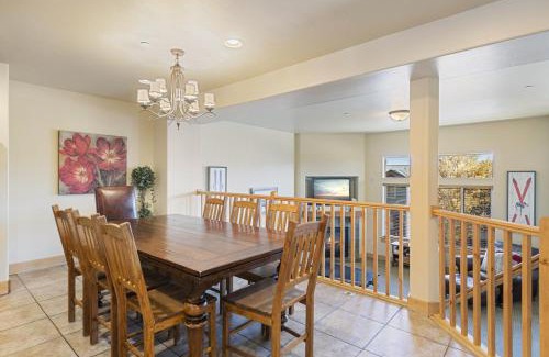 Bear Hollow Village House | Bears Lair Spacious Townhome with Private Hot Tub