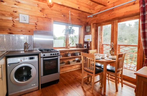 Modbury Cottage | BEARSCOMBE VIEW, pet friendly, with pool in Modbury