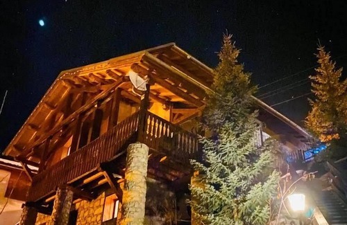 Les Brevieres Ski Chalet | Beau! Chalet de 14 chambres! Vues sur la montagne! Jacuzzi!