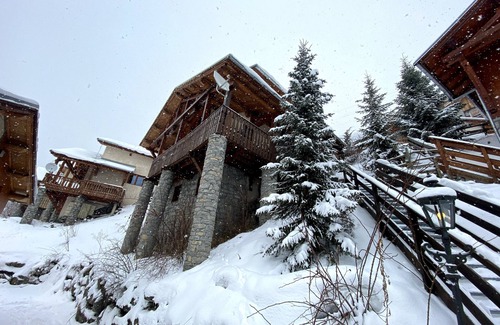 Les Brevieres Ski Chalet | Beau! Chalet de 14 chambres! Vues sur la montagne! Jacuzzi!