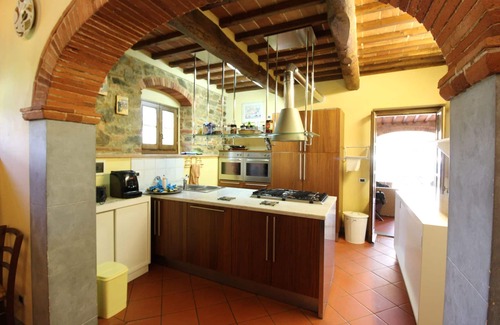 Civitella in Val di Chiana Villa | Beautiful private villa for 16 guests with private pool, WIFI, TV and pets allowed, close to Are.