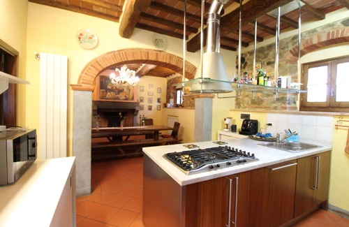 Civitella in Val di Chiana Villa | Beautiful private villa for 16 guests with private pool, WIFI, TV and pets allowed, close to Are.