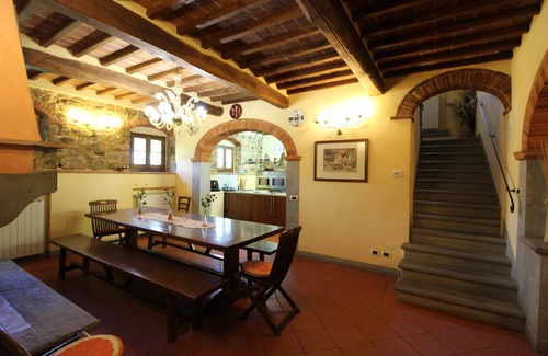 Civitella in Val di Chiana Villa | Beautiful private villa for 16 guests with private pool, WIFI, TV and pets allowed, close to Are.