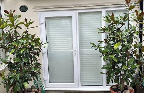 Carshalton South and Clockhouse Apartment | Beautiful Ground Floor Flat in South London - Little Vine