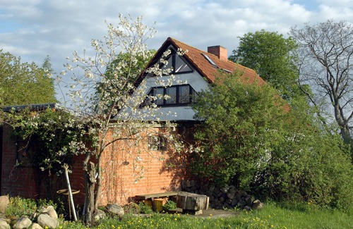 Lalendorf House | Beautiful house and garden with trampoline