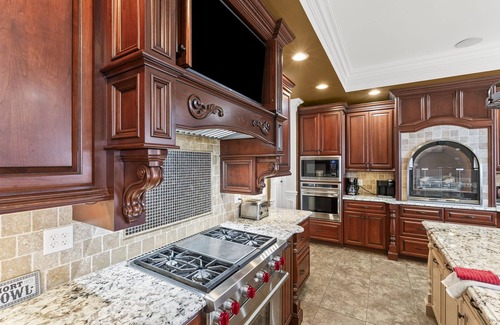 Richmond House | Beautiful 14 Bedroom Lexington Kentucky Area Ranch with Pool