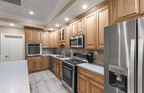 Richmond House | Beautiful 14 Bedroom Lexington Kentucky Area Ranch with Pool