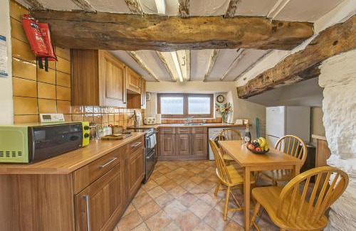 Betws Gwerfil Goch House | Beautiful 16th Century Ty Cerrig Cottage, set in stunning grounds with great views
