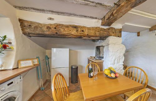 Betws Gwerfil Goch House | Beautiful 16th Century Ty Cerrig Cottage, set in stunning grounds with great views