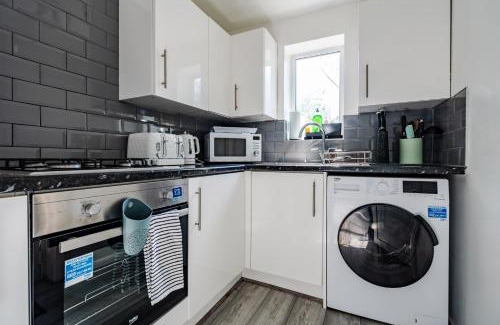Failsworth Apartment | Beautiful 2 Bed House Near Etihad Stadium & Coop Live, sleeps 5, Free Parking