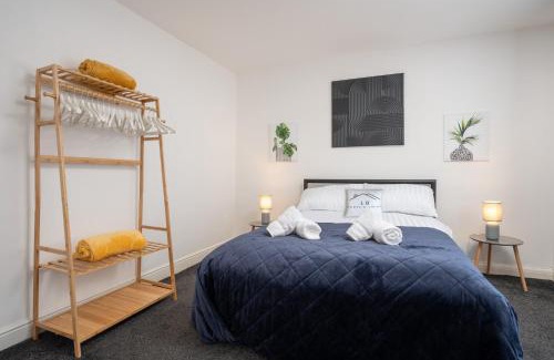 Failsworth Apartment | Beautiful 2 Bed House Near Etihad Stadium & Coop Live, sleeps 5, Free Parking