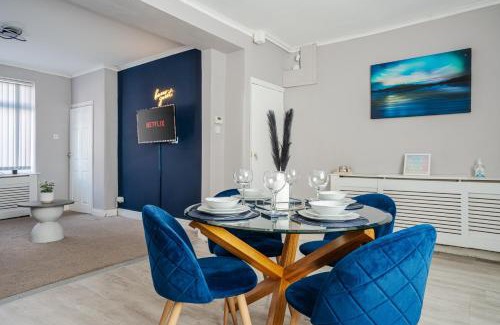 Failsworth Apartment | Beautiful 2 Bed House Near Etihad Stadium & Coop Live, sleeps 5, Free Parking