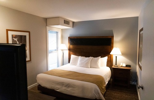 Bend Resort | Beautiful 2 Bedroom, 2 bath Condo at the Seventh Mountain Resort.