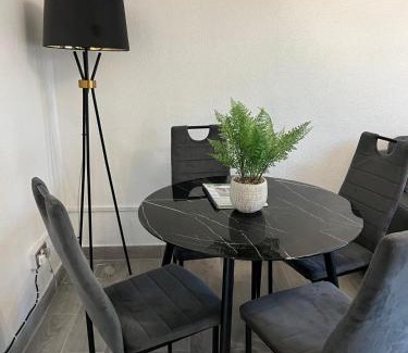 Grays Apartment | Beautiful 2-bedroom in Grays close to Lakeside