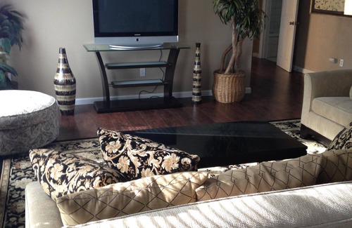 Aurora Condo | Beautiful 2 Bedroom Luxury Loft in the heart of Aurora