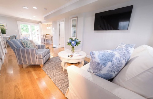 Fifth Ward Condo | Beautiful 2 Bedroom Within Walking Distance of Newport's Finest!