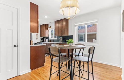 Morris Park House | Beautiful 2 Level House/Near Airport-Lake Nokomis