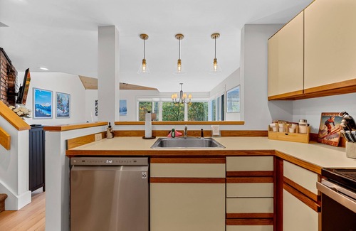 Central Vermont- Killington Condo | Beautiful 2br/2ba Fall Line Condo W/Mountain Views, Pool, Hot Tub, Sauna, Shuttle. G6b 2 Bedroom Condo