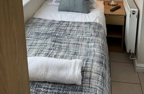 Huyton Apartment | Beautiful 3 bed, 2 bath apartment, sleeps 7