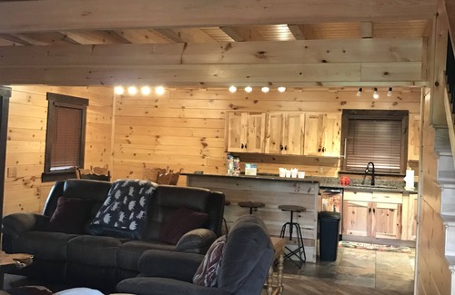 Sevierville Cabin | Beautiful 3 bed/3 bath Luxury Cabin, Hot Tub, Games, Easy Check in! Book Now!