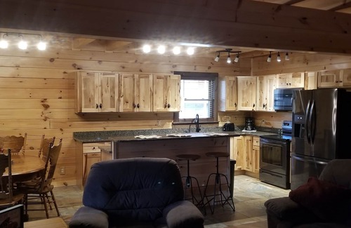 Sevierville Cabin | Beautiful 3 bed/3 bath Luxury Cabin, Hot Tub, Games, Easy Check in! Book Now!