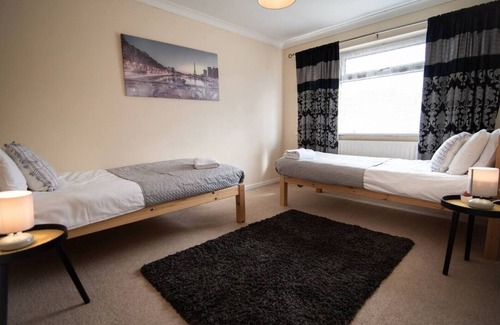 Basingstoke House | Beautiful 3 bed Abode - Sleeps 5