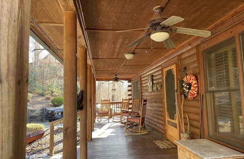 Vein Mountain Cabin | Beautiful 3 bedroom 3 bath log cabin 40 minutes from Asheville.