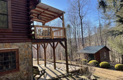 Vein Mountain Cabin | Beautiful 3 bedroom 3 bath log cabin 40 minutes from Asheville.
