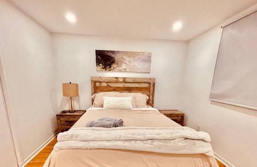 Aurora House | Beautiful 3 bedroom bungalow house step to Yonge