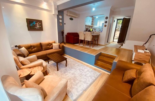 Kusadasi City Centre House | Beautiful 3-bedroom House With Sea View and Garden