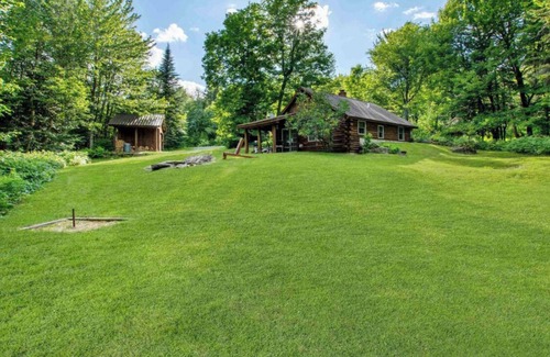 Pittsburg Cabin | Beautiful 3-bedroom log cabin in Pittsburg with snowmobile and ATV trail access.