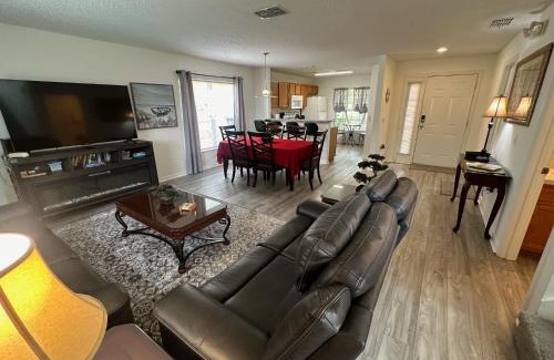 Haines City House | Beautiful 3-Bedroom Pool Villa in Southern Dunes