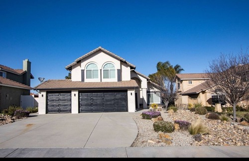 Riverside House | Beautiful 3 Bedroom Pool House.