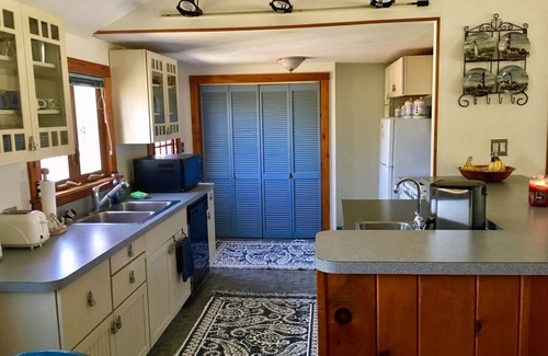 North Truro Cottage | Beautiful 3 Bedroom + Den Cottage Just a few minute drive to Beach