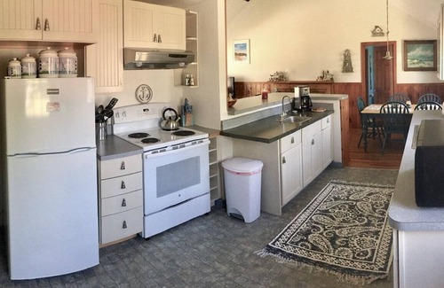 North Truro Cottage | Beautiful 3 Bedroom + Den Cottage Just a few minute drive to Beach